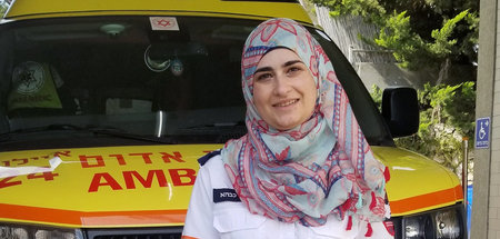 Ayrin Kabha ist gläubige Muslimin und Rettungssanitäterin beim R... Ayrin Kabha ist gläubige Muslimin und Rettungssanitäterin beim R...