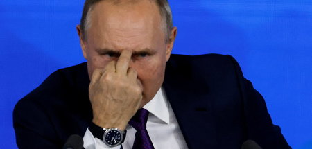 Unbewusster Fingerzeig: Russlands Präsident Wladimir Putin bei d... Unbewusster Fingerzeig: Russlands Präsident Wladimir Putin bei d...