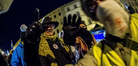 »Querdenker« bedrängen Journalisten bei einer Demonstration gege... »Querdenker« bedrängen Journalisten bei einer Demonstration gege...