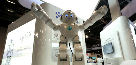 Seid umarmt, ihr Opfer! Roboter mit Amazons Alexa-Technik auf ei...
