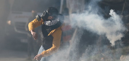 Mit Schutzmaske gegen Tränengas: Protest in Burqa gegen israelis