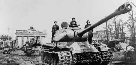 Nicht ohne Lärm und Geräusch: Panzer der Roten Armee 1945 in Ber...