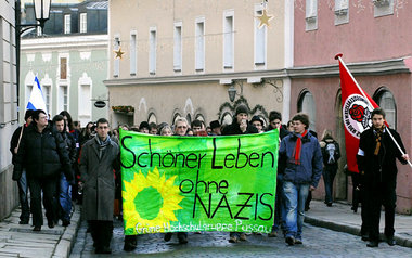 Am Montag demonstrierten in Passau über 300 Menschen gegen Neona... Am Montag demonstrierten in Passau über 300 Menschen gegen Neona...