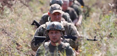 Wolodimir Selenskij (vorn) mit ukrainischen Soldaten in einem Sc...