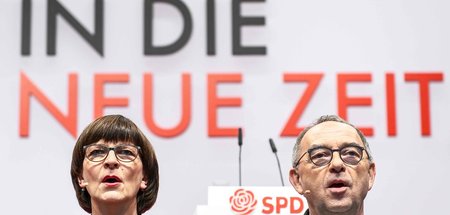 Saskia Esken und Norbert Walter-Borjans singen beim Berliner Par...