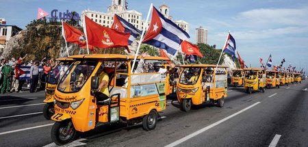 Nicht nur zum Revolutionstag aktiv: Parade der Kommunistischen J...