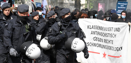 Polizisten begleiten eine Demo gegen das neue NRW-Versammlungsge...