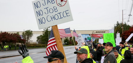 »Keine Impfung, kein Job, keine Wahl«: Boeing-Beschäftigte demon...