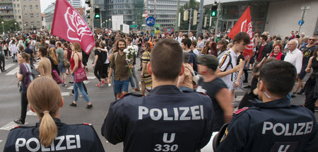 Keine Blumen für die Polizei: Demonstration gegen die Gewalt der...