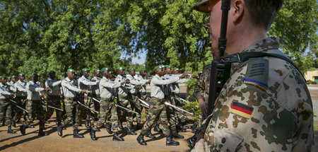 Deutscher Militärausbilder mit Schülern in Koulikoro bei Bamako,...