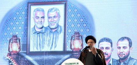 Irans Präsident Ebrahim Raisi hält eine Rede in Gedenken an die 