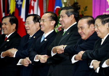 ASEAN-Außenminister demonstrieren fürs Foto ihre Geschlossenheit ASEAN-Außenminister demonstrieren fürs Foto ihre Geschlossenheit