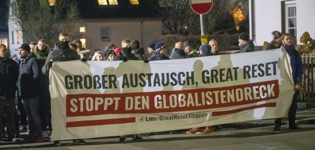 Verschwörungsmythen spazieren tragen: Neurechte Chiffren als Tei...
