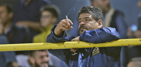 Es herrscht kein Rauchverbot im Hades: Hugo Hernán Maradona (196...