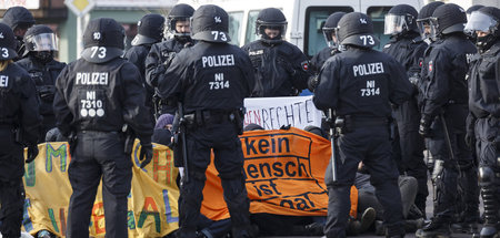 Im Visier der Repressionsorgane: Antifaschistische Sitzblockade ...
