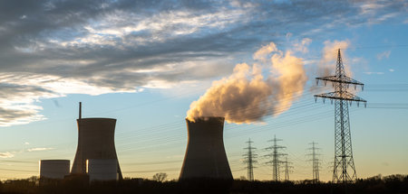 Seit Silvester vom Netz: Das Atomkraftwerk Gundremmingen in Baye...