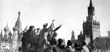 Moskau, 9. Mai 1945: Auf dem Roten Platz wird der Sieg über den ...