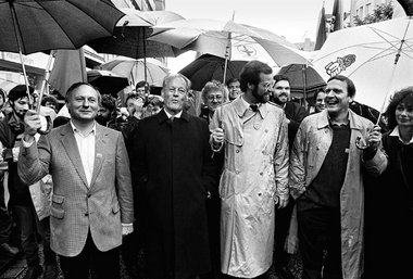 Willy Brandt (1913–1992) mit Oskar Lafontaine (l.), Rudolf Schar... Willy Brandt (1913–1992) mit Oskar Lafontaine (l.), Rudolf Schar...