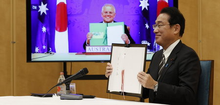 Japans Premierminister Fumio Kishida (r.) und Australiens Premie...