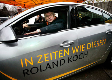 13. Dezember in Hofheim: Noch gibt sich Roland Koch mit Fürsorg ... 13. Dezember in Hofheim: Noch gibt sich Roland Koch mit Fürsorg ...