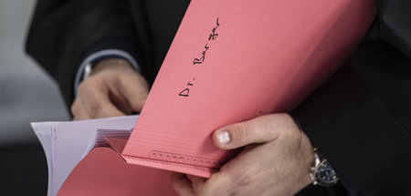 Der »unabhängige« Experte stand seit Jahren auf der Gehaltsliste... Der »unabhängige« Experte stand seit Jahren auf der Gehaltsliste...