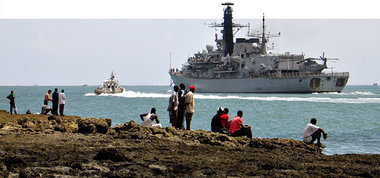 Zur Invasion autorisiert – die britische Fregatte HMS Northumber... Zur Invasion autorisiert – die britische Fregatte HMS Northumber...
