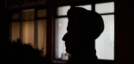 Profil zeigen: Rosa-Luxemburg-Statue vor dem Verlagsgebäude (Ber...
