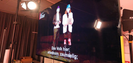 Szenen aus der Aufführung des Simon-Dach-Projekttheaters Berlin ...