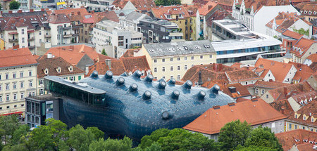 Biomorphes Postkartenmotiv: Das Kunsthaus Graz