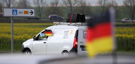 Fahne im Wind: Autokorso der AfD in Thüringen gegen staatliche C...