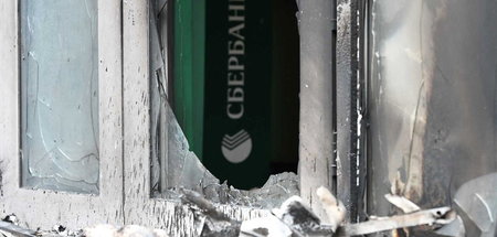 Eingeschlagene Fensterscheibe bei einer Filiale der Sberbank in ...