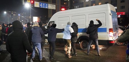 Demonstranten greifen Polizeiwagen an (Almaty, 4.1.2022)