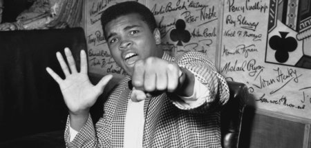 Muhammad Ali hält fünf Finger hoch, um vorauszusagen, wie viele ... Muhammad Ali hält fünf Finger hoch, um vorauszusagen, wie viele ...