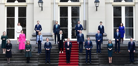 Fototermin der neuen Regierung gemeinsam mit dem König vor dem N... Fototermin der neuen Regierung gemeinsam mit dem König vor dem N...