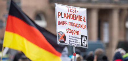Mit Schwarz-Rot-Gold gegen das Virus: Rechte Anti-Corona-Demonst... Mit Schwarz-Rot-Gold gegen das Virus: Rechte Anti-Corona-Demonst...