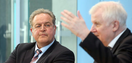 Der alte Mann rechts im Bild hatte noch seine schützende Hand üb
