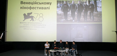 Oleg Senzow (M.) und »Nashorn«-Koproduzent (r.) erzählen in Kiew...