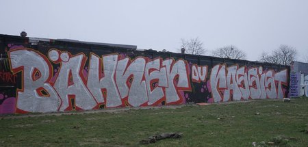 Aus dem Gerichtssaal sichtbar: Graffiti an der Wand des Autonome...