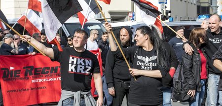 Unmissverständlich: Hinter den Aufmärschen steht die Kleinpartei...