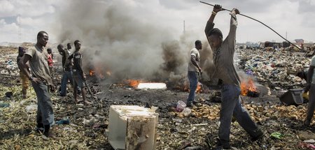 Verbrennung von Schrott auf der größten Elektromülldeponie Afrik...