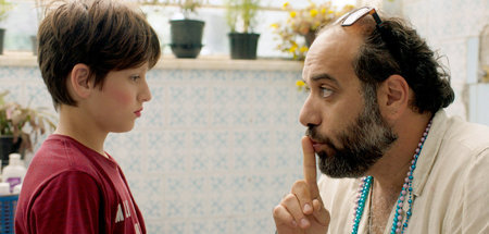 Diego (Donald Marshall, l.) verkleidet sich gerne als Mädchen. S...