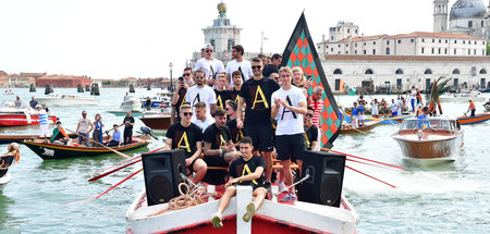 Wo die Regatta erfunden wurde: In Venedig. Spieler des Venezia F...