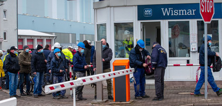 Sicherheitsdienst inspiziert Rucksäcke von Arbeitern nach Feiera...