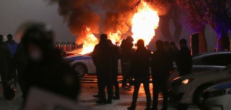 Auf jeden Fall war Gewalt im Spiel: Brennendes Polizeiauto bei d... Auf jeden Fall war Gewalt im Spiel: Brennendes Polizeiauto bei d...