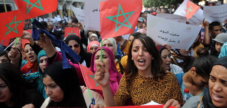 Marokkanerinnen empören sich über eine immer weiter in den Chauv...