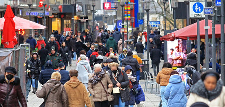 Shopping trotz Omikron: Volle Einkaufsstraße in der Essener Inne...
