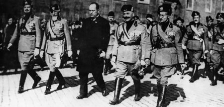 Faschistenführer Benito Mussolini mit paramilitärischem Anhang b...