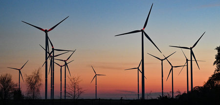 Windenergieanlagen im Abendrot (Sieversdorf/Brandenburg, 24.11.2...