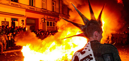 Folklore, Nostalgie oder Tradition? Frisurenmodel vor brennender...