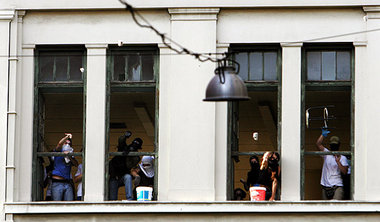 Proteste von Anarchisten halten die Polizei vor dem Athener Poly...